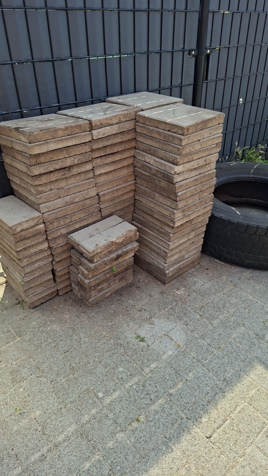 Stoeptegels en 3 vrachtwagenbanden voor creatieve projecten, Ophalen, Gebruikt, Minder dan 5 m², Beton