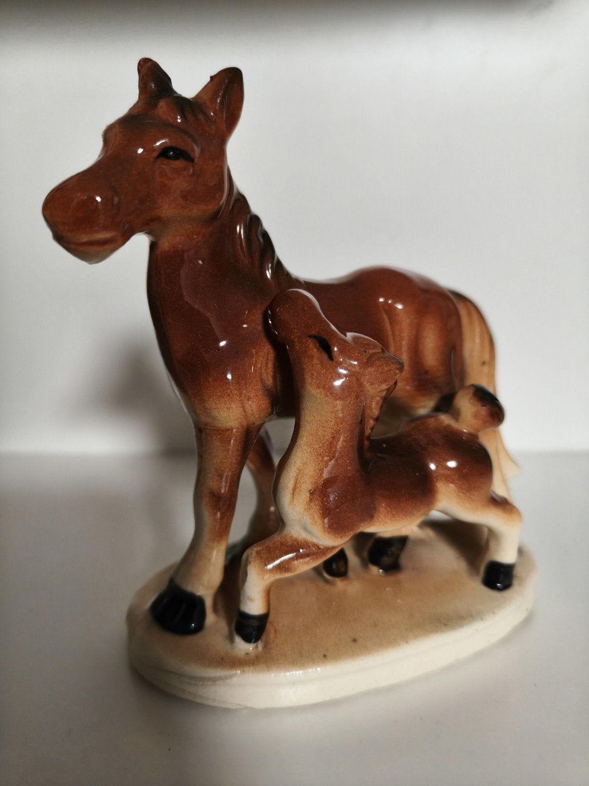 Vintage keramiek paardenbeeldje  Merrie met veulen  Jaren 60, Ophalen of Verzenden, Zo goed als nieuw, Dier