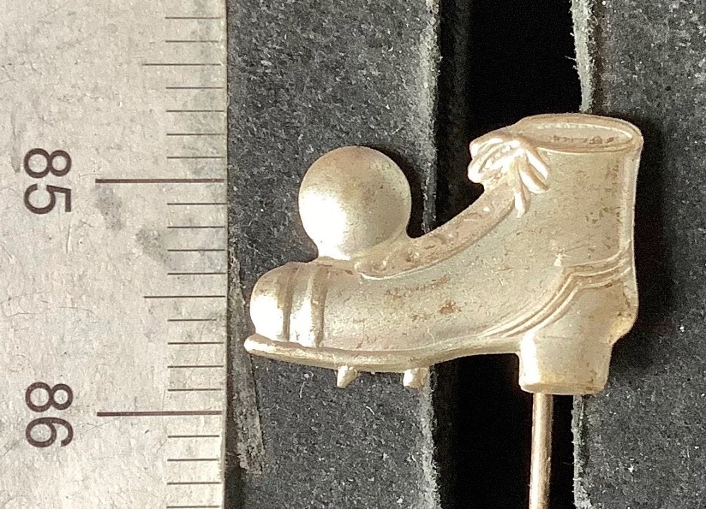 speld, Voetbal, oude schoen type 1 (RB, Verzamelen, Speldjes, Pins en Buttons, Ophalen of Verzenden, Gebruikt, Sport, Speldje of Pin