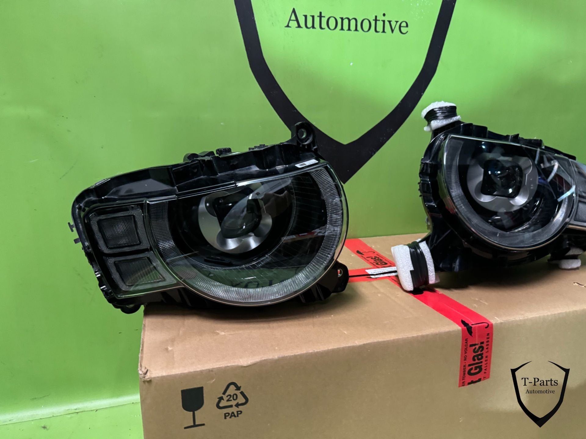 Land rover defender koplamp links rechts L663 lamp L8B213W02, Info@fabrikant.eu, Fabrikantstraat 1
1000 AA  Amsterdam, NL, Nieuw