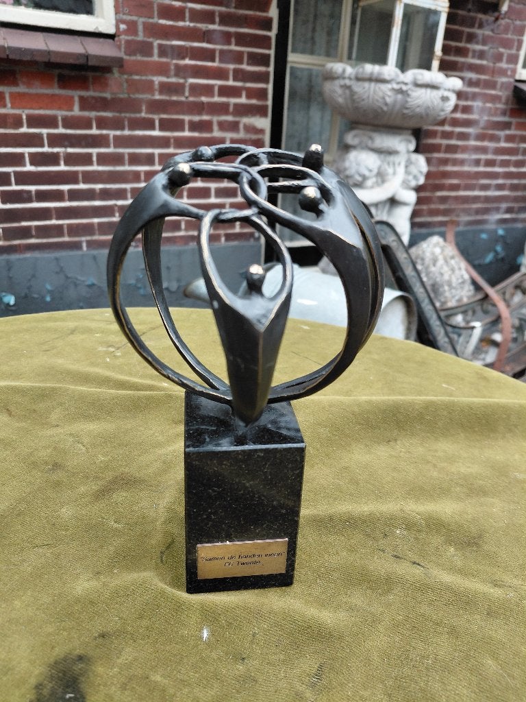 Bronzen beeld op marmeren sokkel, Artihove., Antiek en Kunst, Groep mensen, Verzenden, Brons, 20 - 50 cm