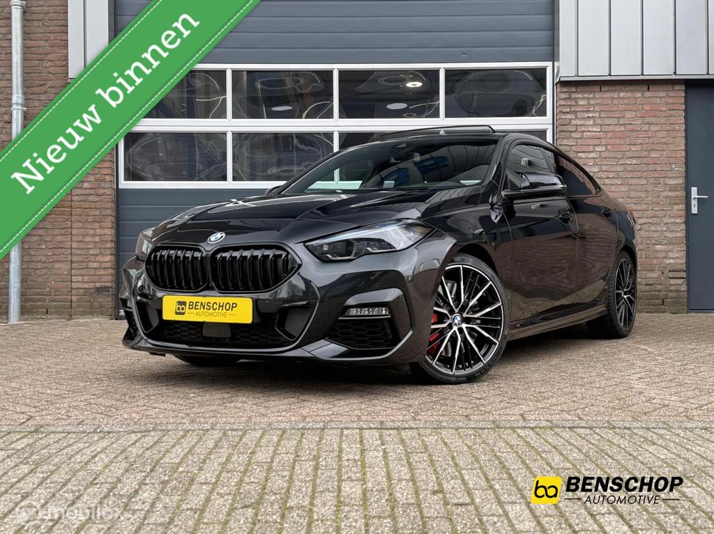 BMW 2-serie Gran Coupé 220i M Sport Panodak Kuipstoelen Har, Auto's, 1998 cc, Stof, Zwart, 4 cilinders