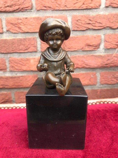 kleuter met bal, brons en marmer, Ophalen of Verzenden, Brons