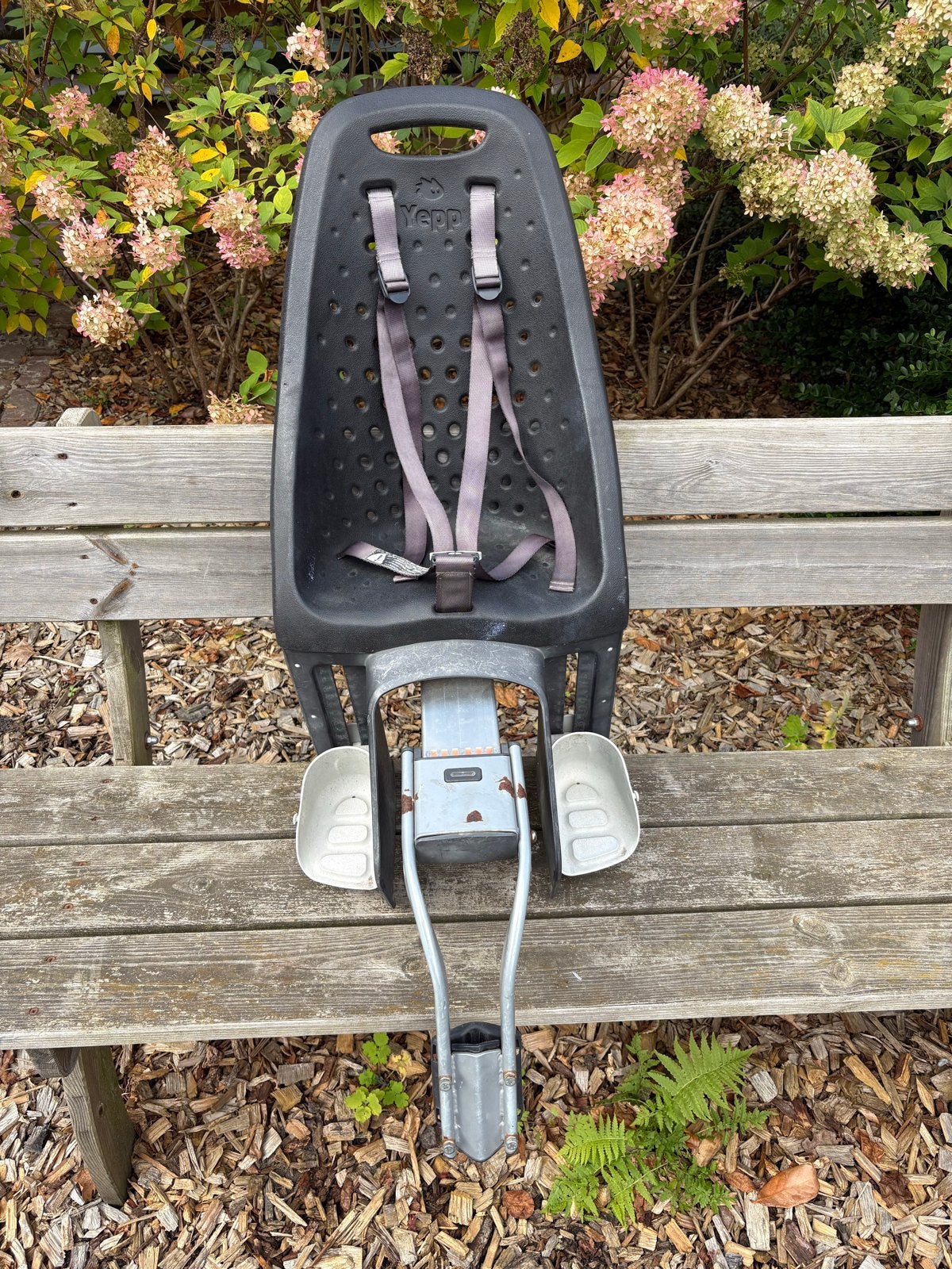 Thule Yepp Fietsstoeltje met framebevestiging, Fietsen en Brommers, Ophalen, Gebruikt, Achterzitje, Voetsteuntjes