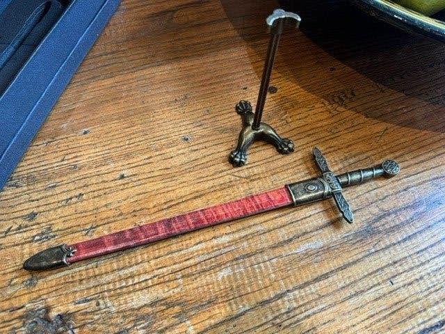 miniatuur zwaard-briefopener, incl houder, Verzamelen, Ophalen of Verzenden, Overige soorten, Nederland, Zwaard of Sabel