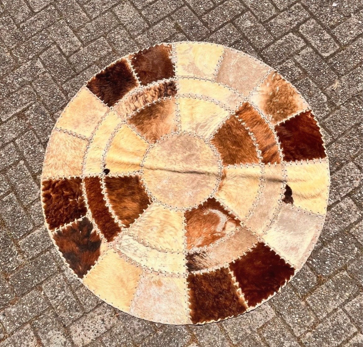 Rond vloerkleed van koeienhuid patchwork, Gebruikt, Bruin, Rond, Ophalen of Verzenden