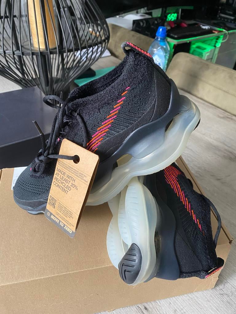 Nike Air Max Scorpion Flyknit - Maat 41 - Nieuw in doos, Ophalen, Zwart, Nieuw, Sneakers of Gympen