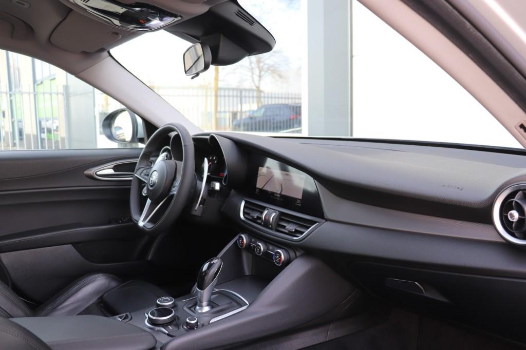 Alfa romeo GIULIA 2.0 T Q4 AWD 280PK VELOCE/ORIG.NL/GEDOCUME, Automaat, 745 kg, 4 cilinders, 1505 kg