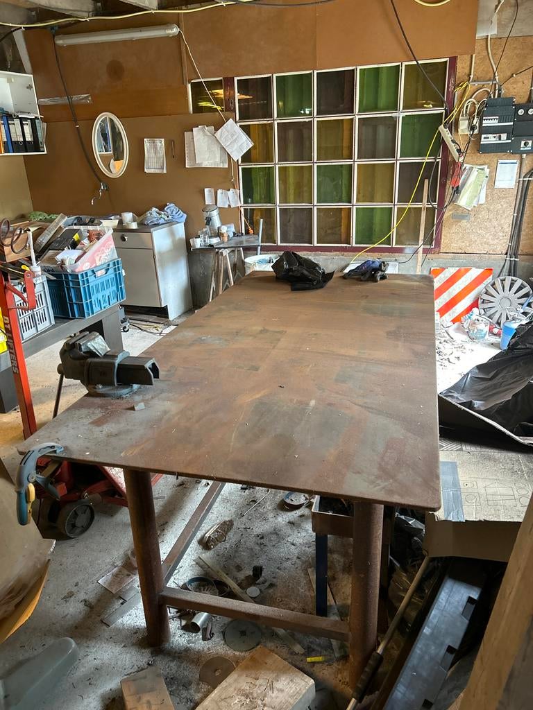 Lastafel Stalen werkbank met bankschroef - 200x100x1 cm, Ophalen of Verzenden, Gebruikt, 170 cm of meer, Bankschroef