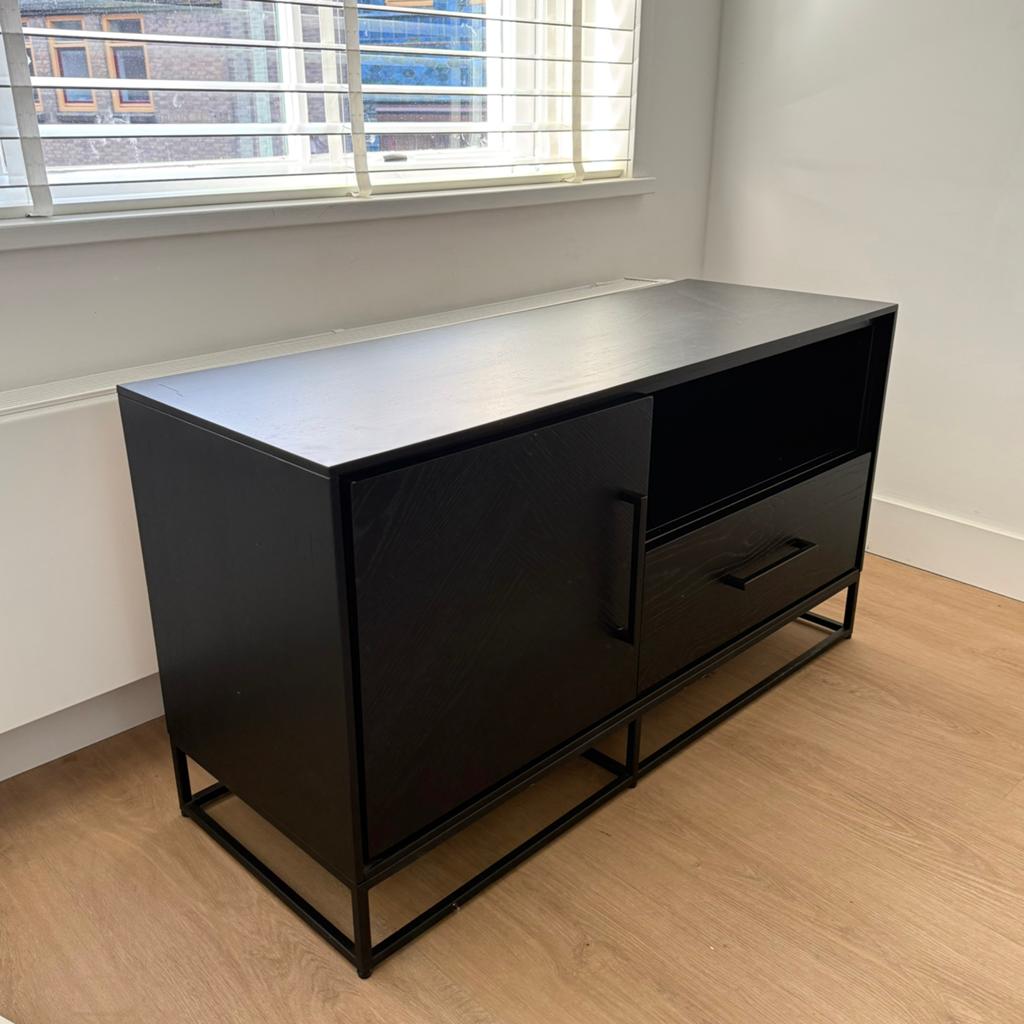 Tv meubel mat zwart hout en mataal nett staat, Huis en Inrichting, Ophalen, Zo goed als nieuw, 25 tot 50 cm