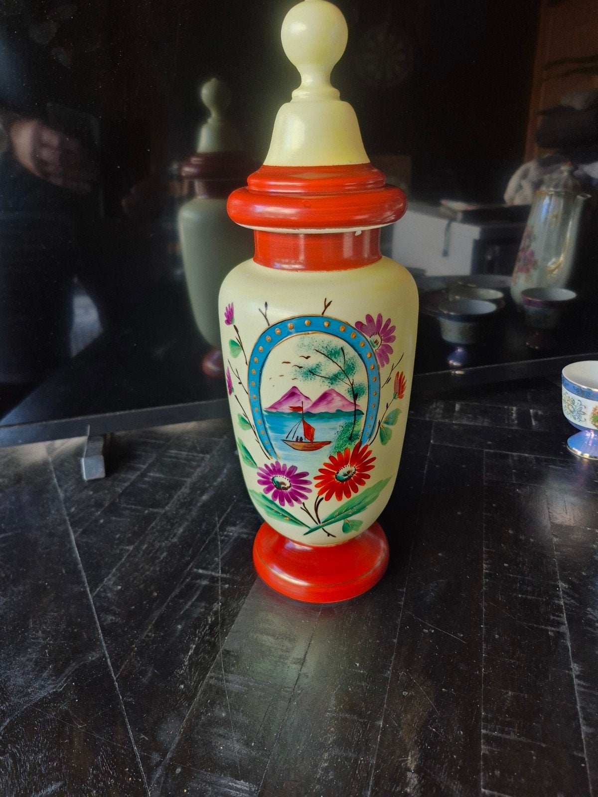 Oude antieke pot melkglas, Ophalen