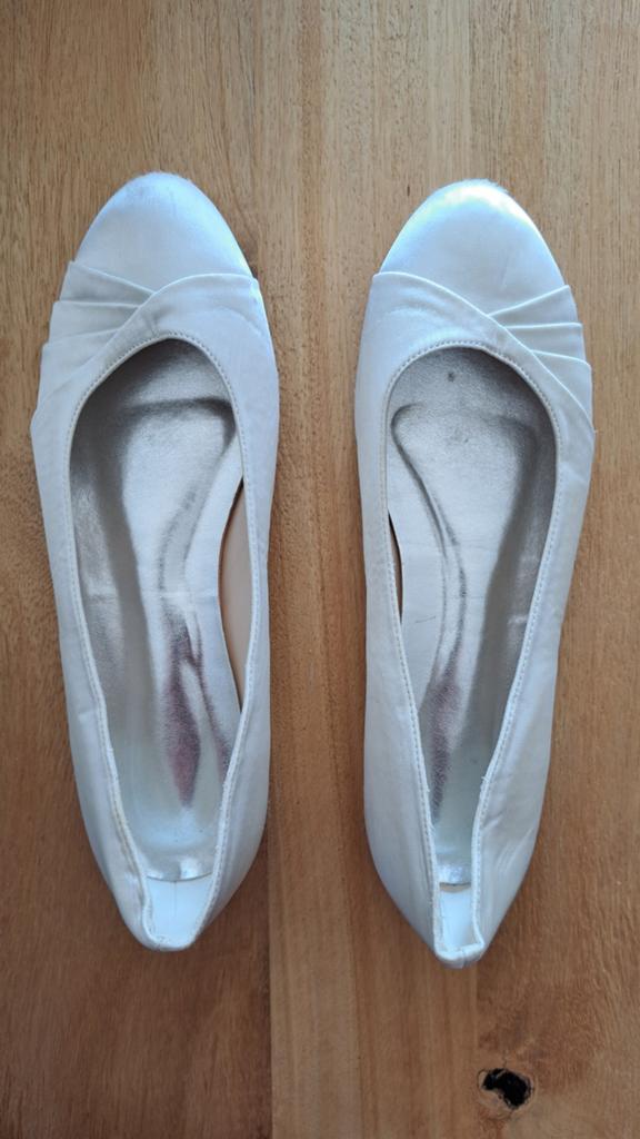 Ballerina's trouwschoenen ivoor satijn maat 40, Kleding | Dames, Trouwkleding en Trouwaccessoires, Ophalen of Verzenden, Schoenen