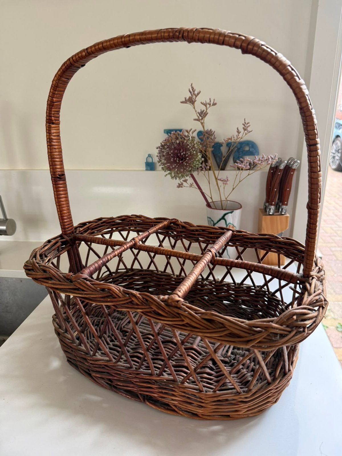 Vintage rieten flessenmand met vakverdeling, Ophalen of Verzenden