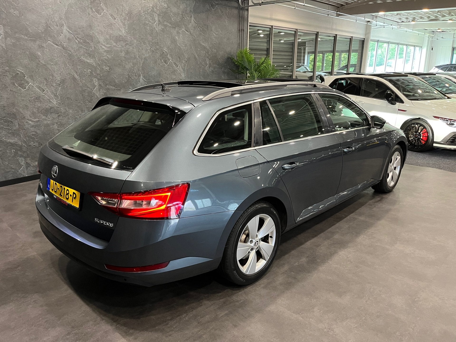 Skoda Superb Combi 1.6 TDI DSG AUTOMAAT FACELIFT PANO NAP LE, Auto's, Dealer onderhouden, Gebruikt, 4 cilinders, Automatische klimaatregeling