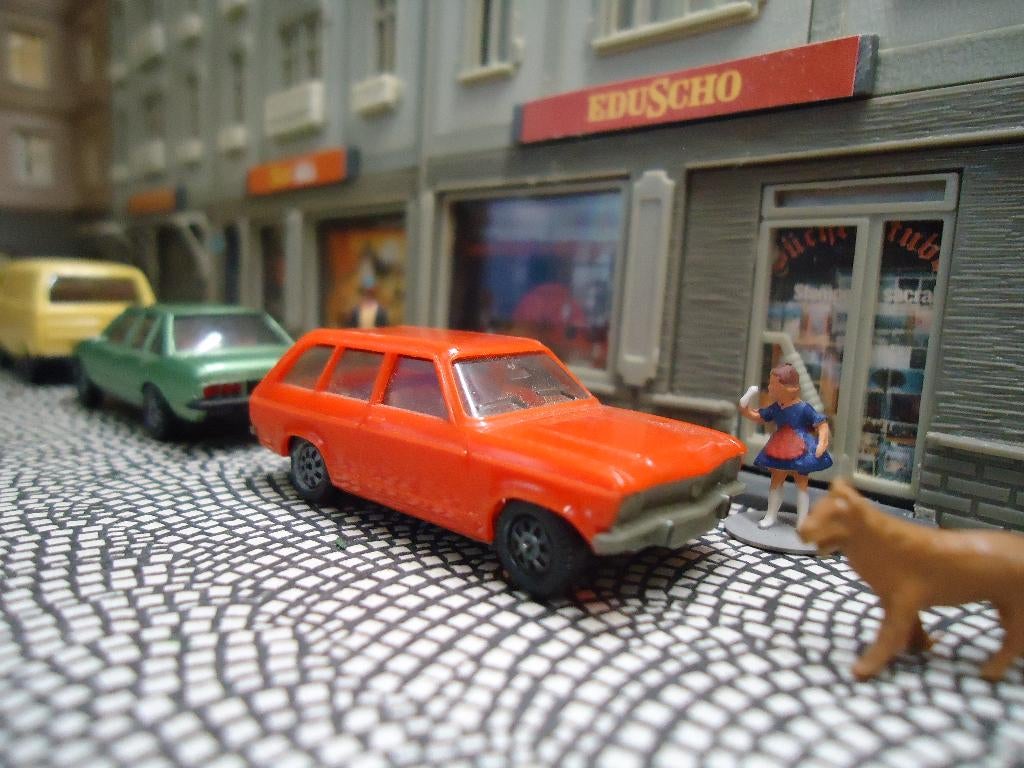 Opel Ascona A Voyage Stationcar oranje met grijs chassis, Hobby en Vrije tijd, Modelauto's | 1:87, Ophalen of Verzenden, Zo goed als nieuw