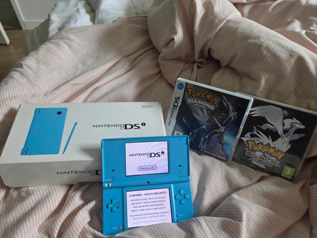 Nintendo DSi lichtblauw + Pokémon Games, Spelcomputers en Games, Spelcomputers | Nintendo DS, Ophalen, Zo goed als nieuw, Dsi