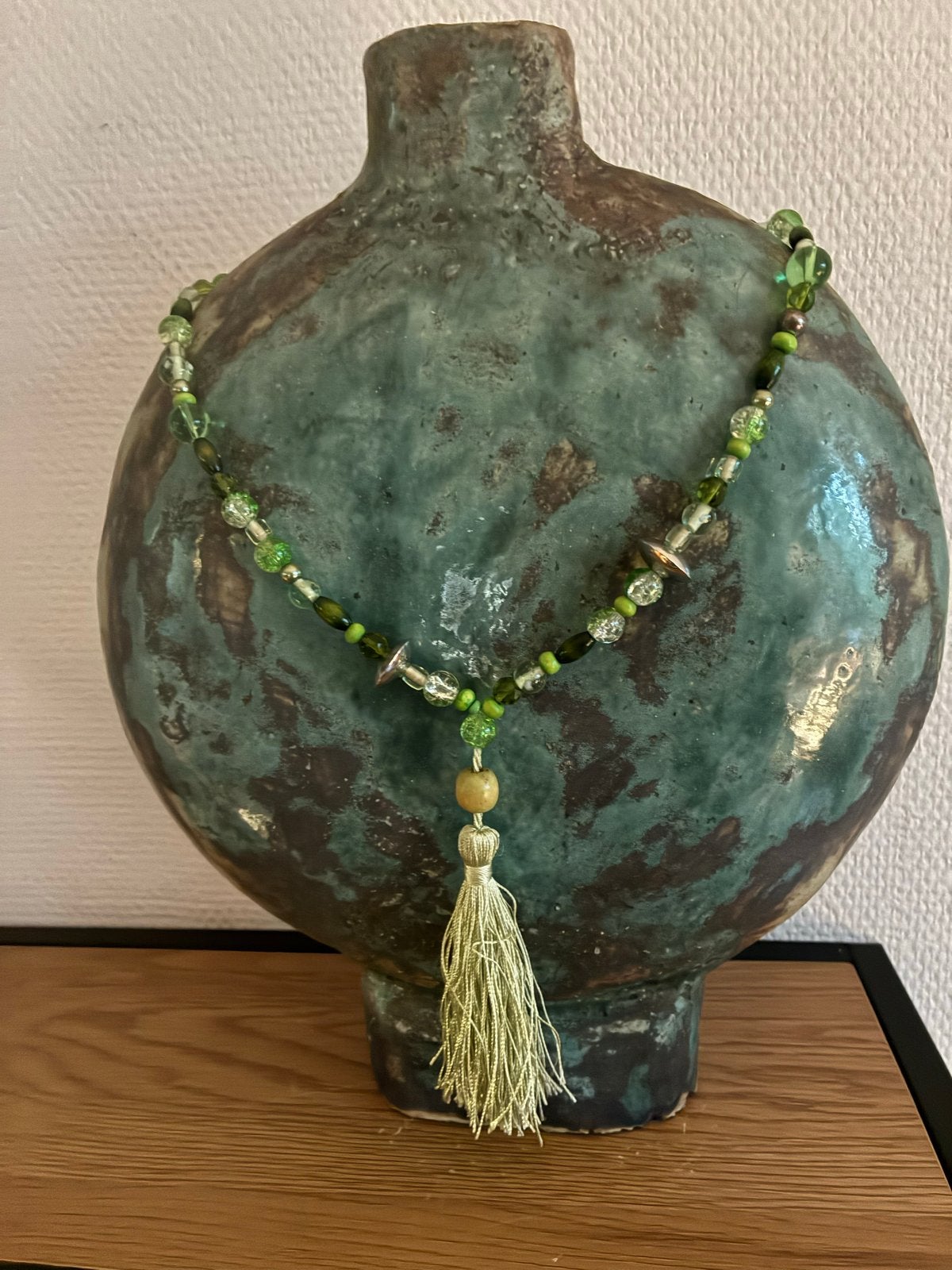 EM HISTORY BEADS Groene kralenketting met kwastje, Sieraden, Tassen en Uiterlijk, Nieuw, Ophalen of Verzenden, Groen, Overige materialen