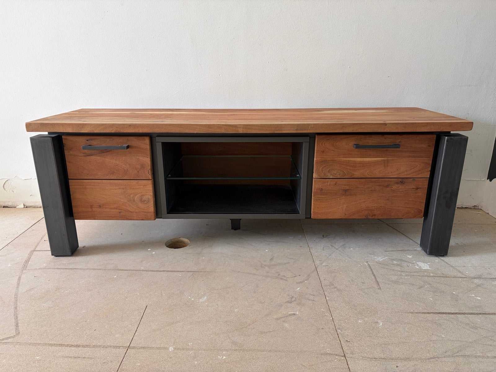 Massief houten tv meubel met verlichting (Woonboulevard), Huis en Inrichting, Ophalen, Gebruikt