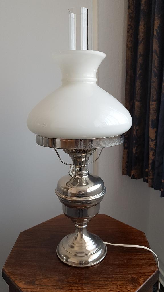 Metalen staande kelk lamp met wit melkglas glazen kap., Ophalen, Gebruikt, Glas, Minder dan 50 cm