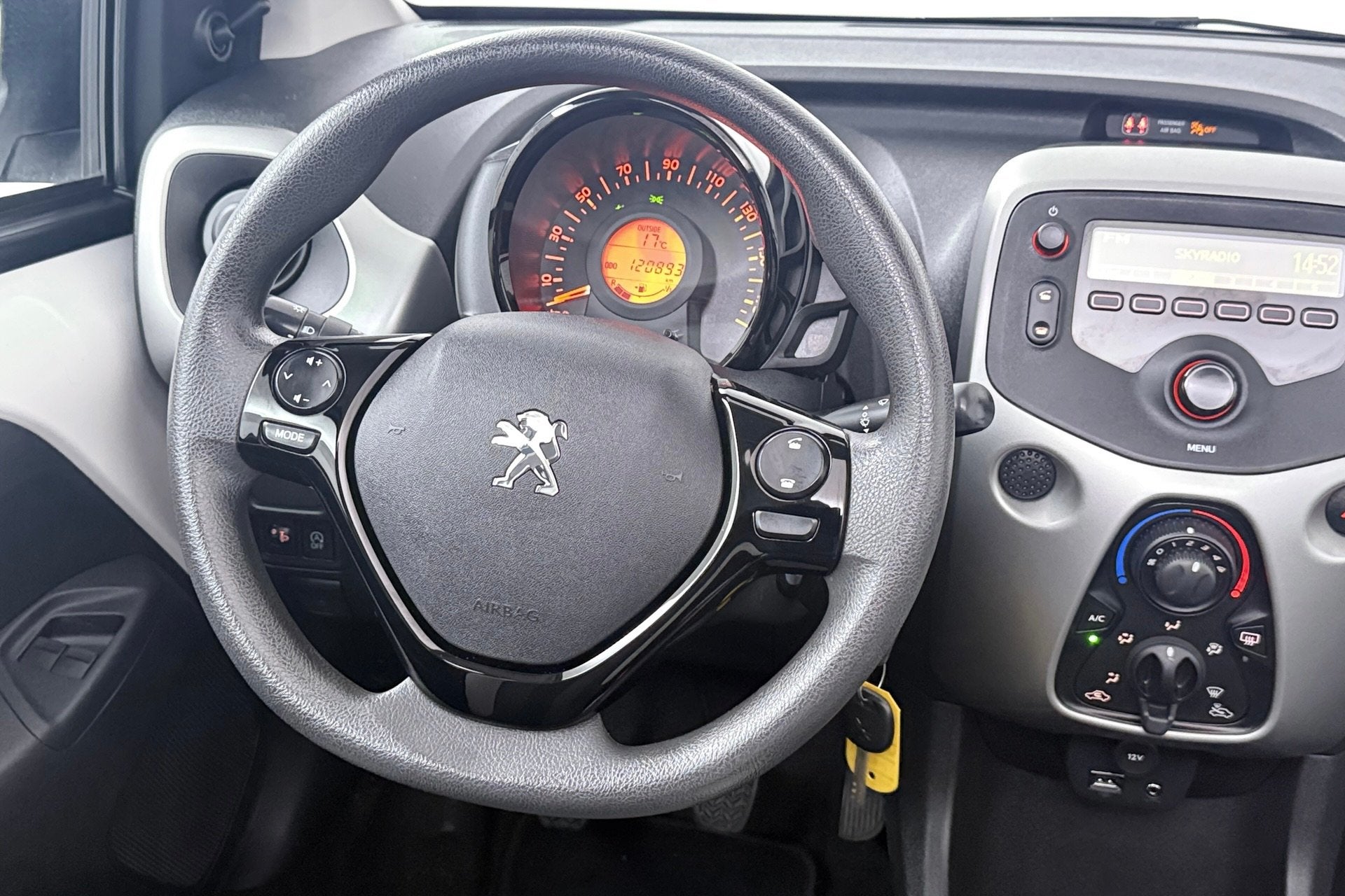 Peugeot 108 1.0 VTi Active (CABRIO TOP, BLUETOOTH, AIRCO), Voorwielaandrijving, Stof, Gebruikt, 4 stoelen