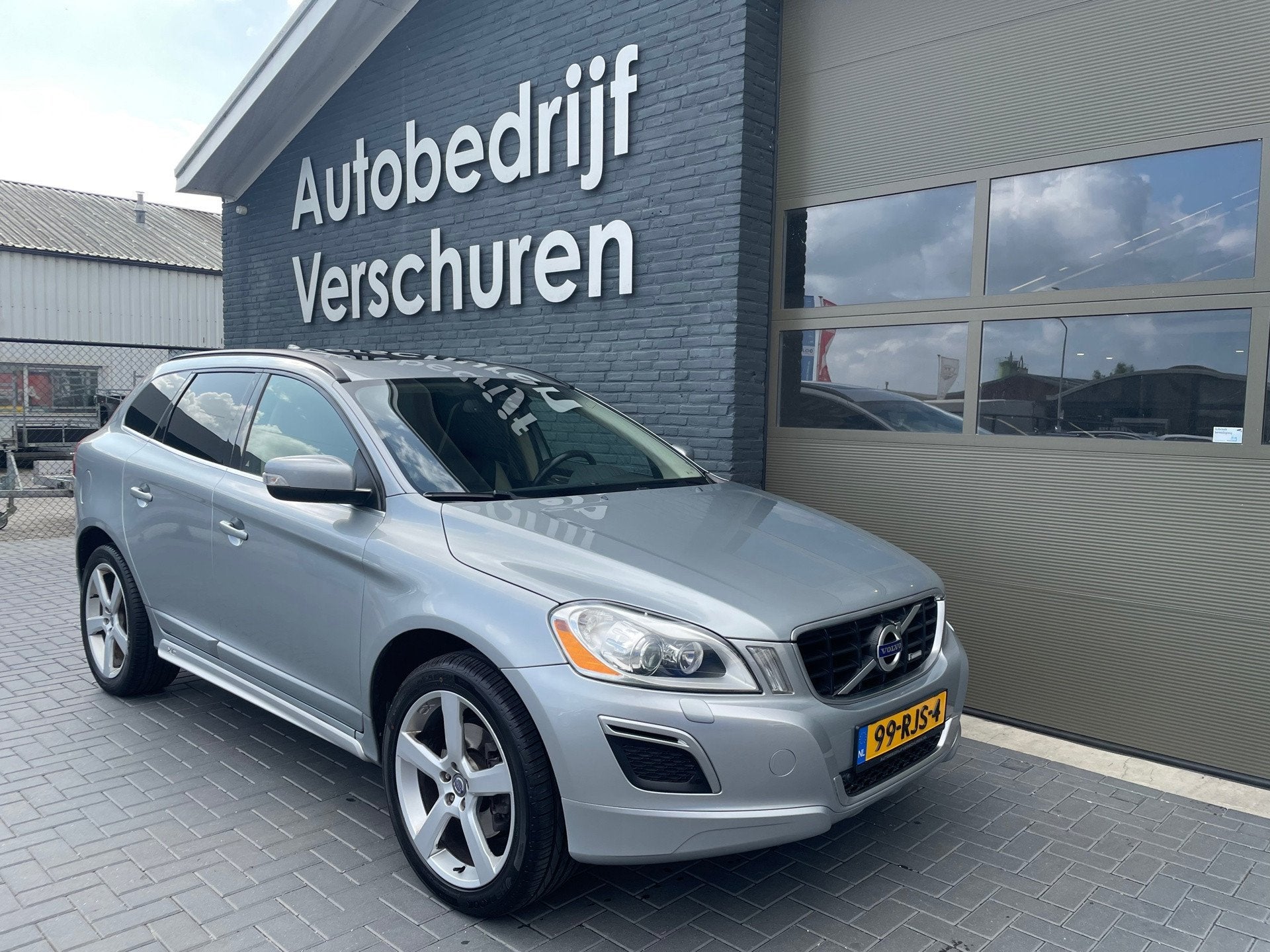 Volvo XC60 3.0 T6 AWD R-Design origineel Nederlander trekhaa, Auto's, Automaat, Euro 5, Gebruikt, 2000 kg