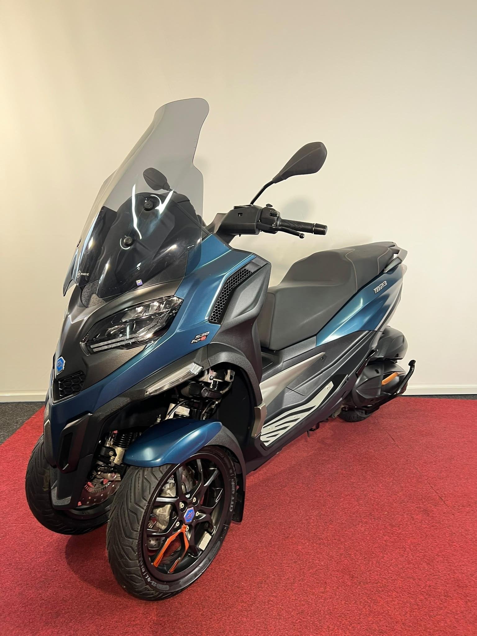 Piaggio MP3 530 HPE Exclusive, Traction Control, Bedrijf, Piaggio Vespa B.V., Minervum 7272
4817 ZM  Breda, NL