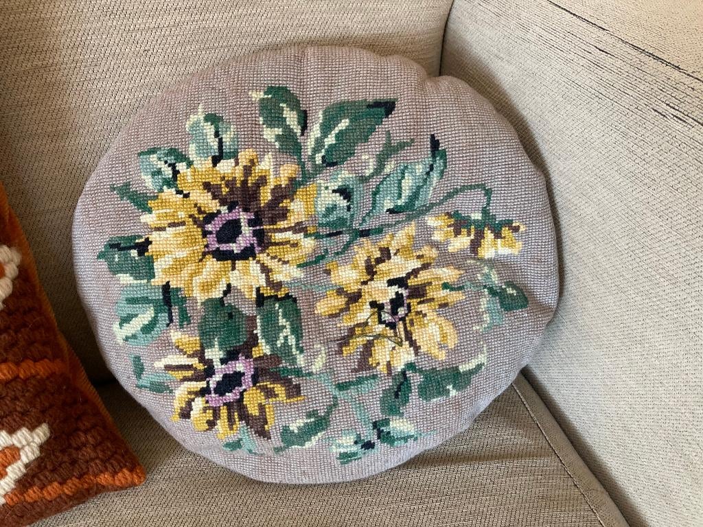 Gehaakt geborduurd mooi sierkussentje met gele bloemen, Ophalen of Verzenden, Zo goed als nieuw, Geel, Rond