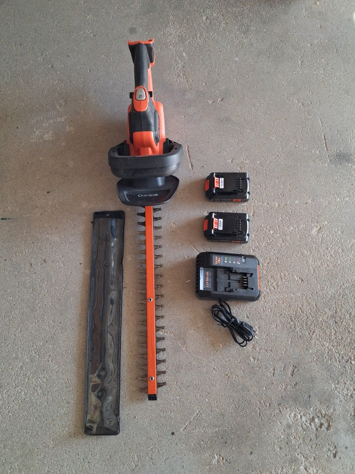 Accu heggenschaar Black+Decker met 2 accu's en snellader, Ophalen, Zo goed als nieuw, Accu, Black en Decker