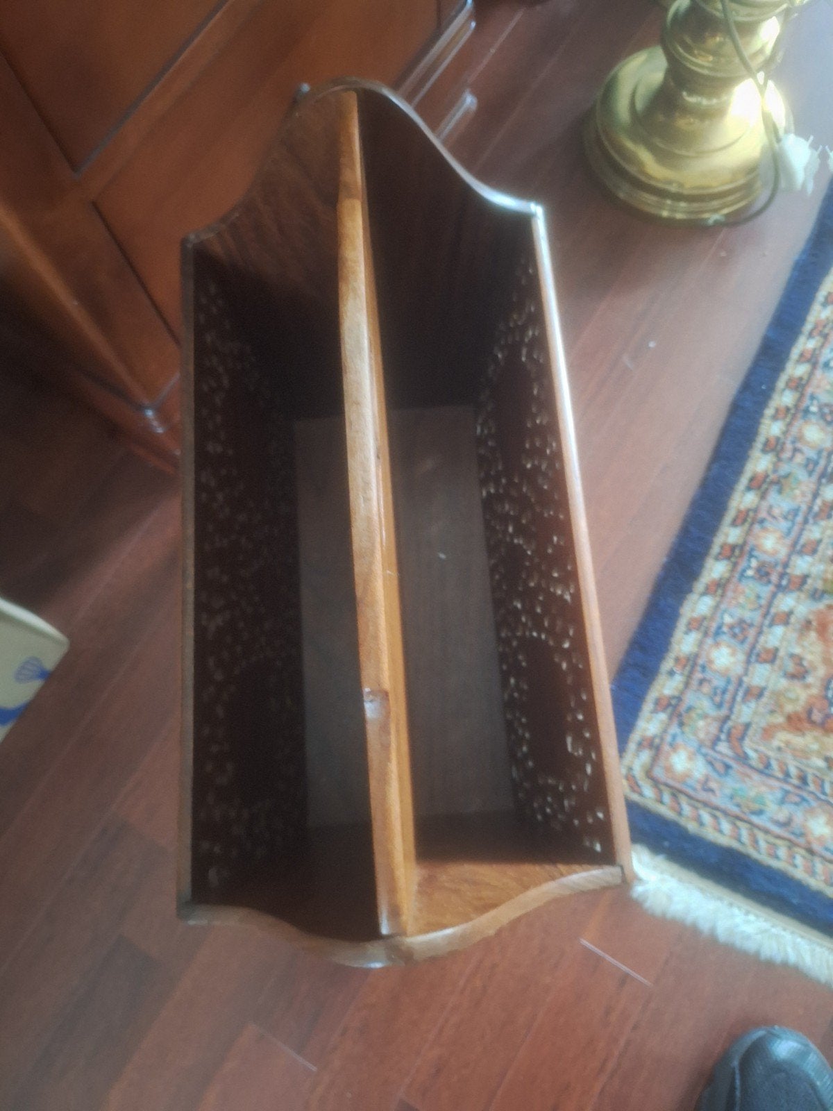 Vintage houten lectuurbak met houtsnijwerk, Ophalen, Meerdere vakken, Gebruikt, Lectuurbak