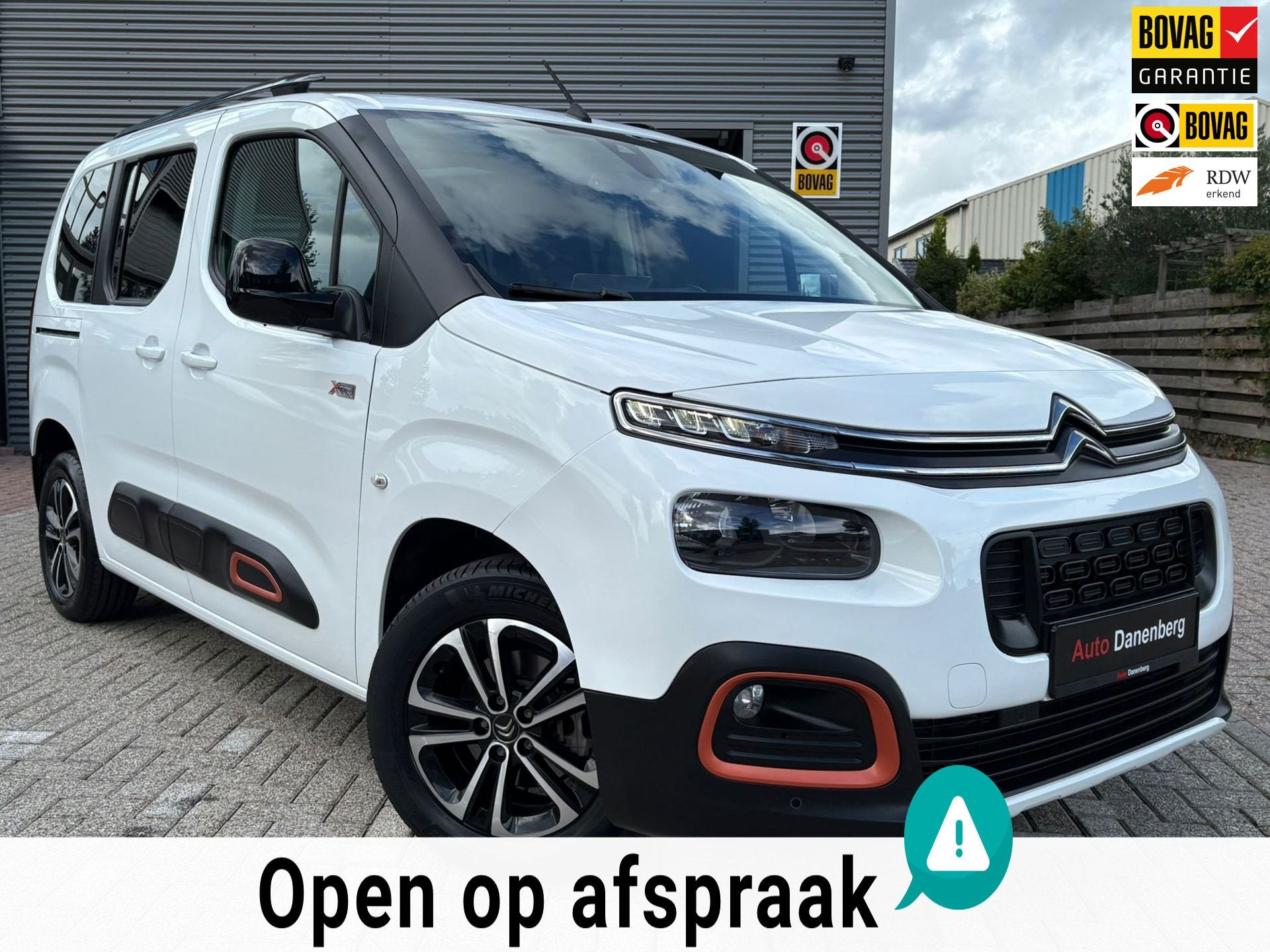 Citroen Berlingo 1.2 PureTech Shine WEINIG KM! NIEUW!, Auto's, Voorwielaandrijving, Dealer onderhouden, Stof, Zwart