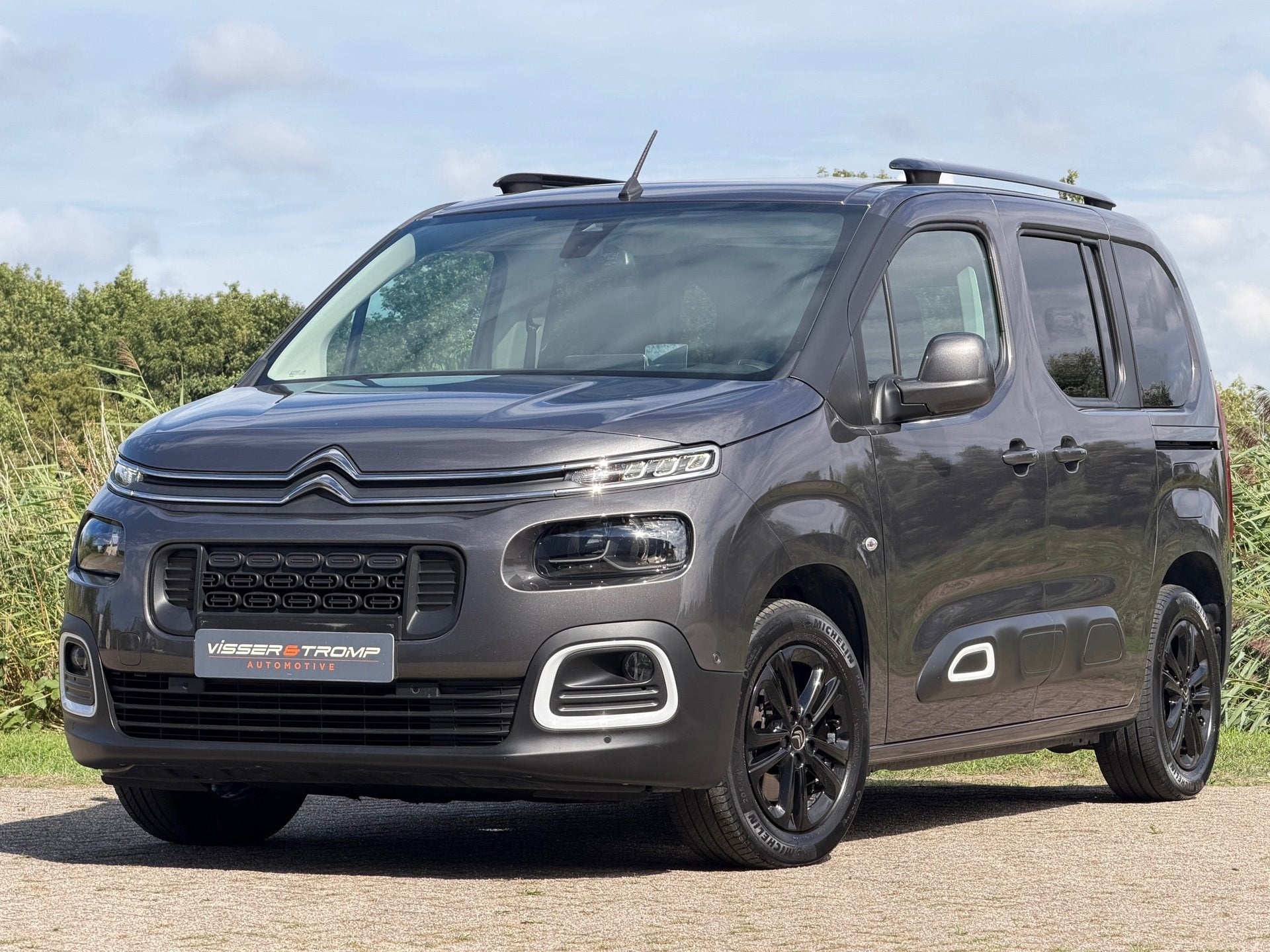Citroen BERLINGO 1.2 PureTech Shine 130pk Automaat - Gris Pl, Auto's, Stof, Gebruikt, 1199 cc, 19 km/l