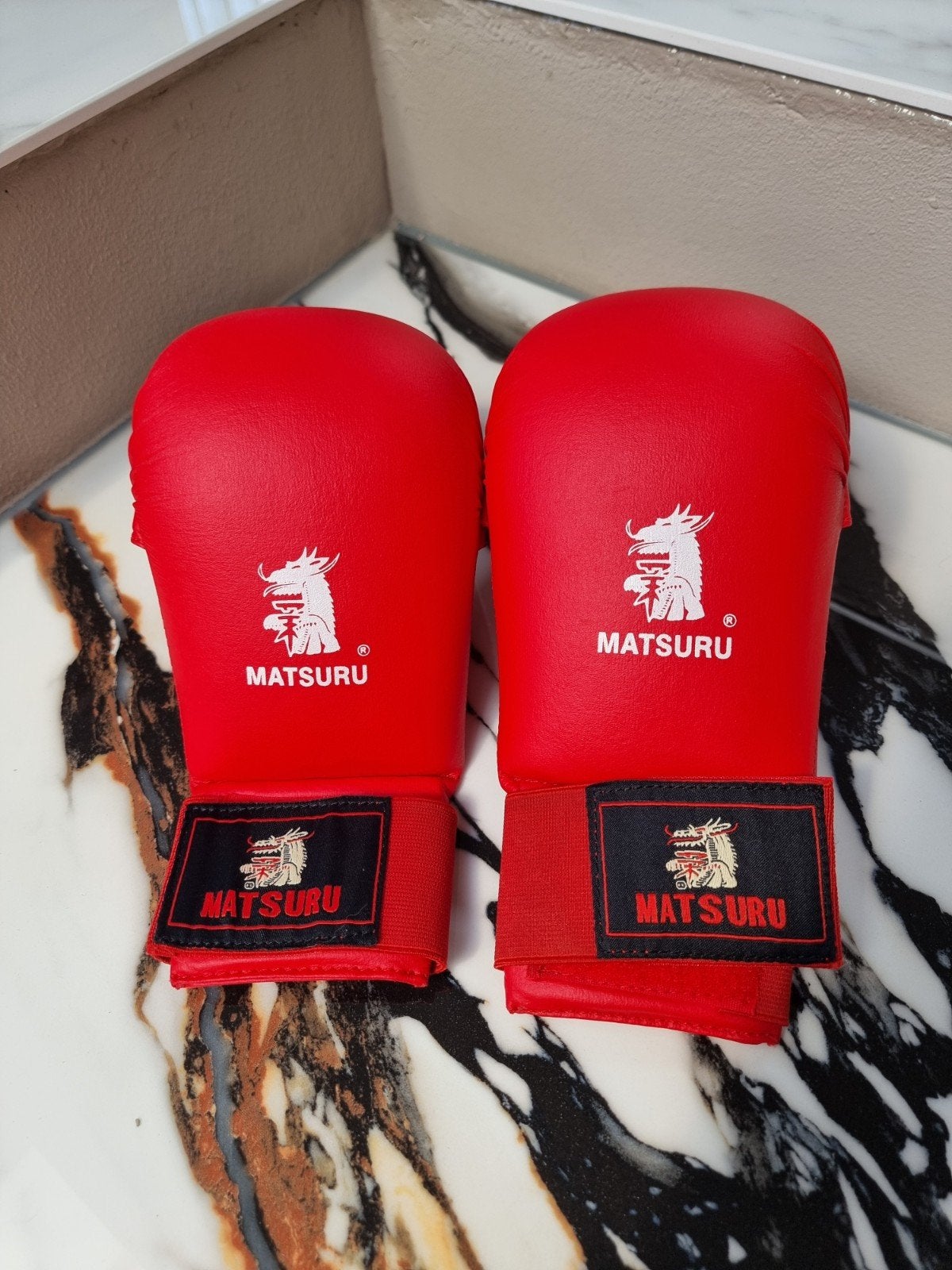 Nette karate handschoenen voor sparren / kumite, Ophalen of Verzenden, Zo goed als nieuw, Bokshandschoenen