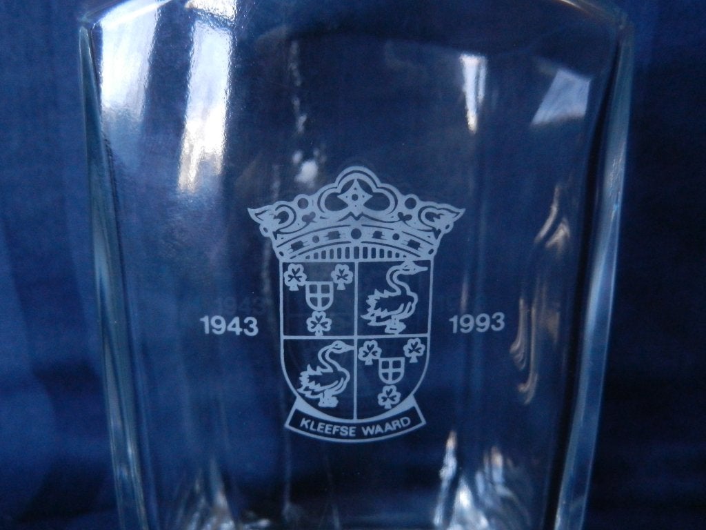 Leerdam (?) vierkante karaf met wapen van Kleefse Waard 1993, Antiek en Kunst, Ophalen of Verzenden