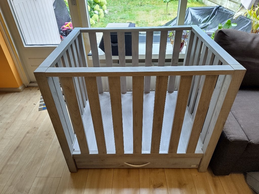 baby box grijs met kleiding, Ophalen, Gebruikt, Rechthoekig, In hoogte verstelbaar
