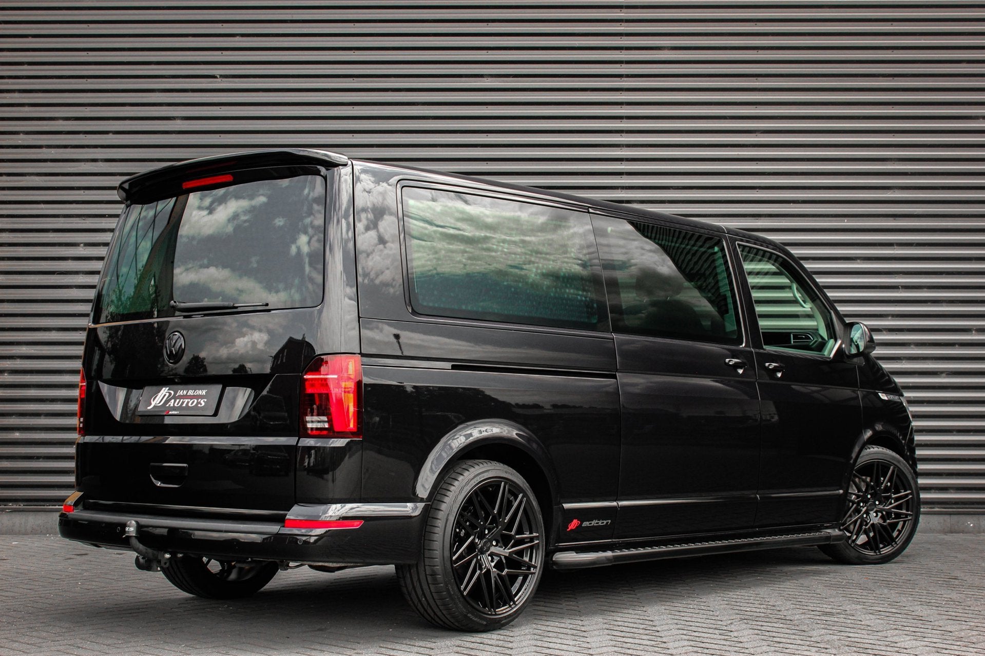 Volkswagen Transporter 2.0 TDI L2H1 CARAVELLE 204PK DC DUBBE, 4 cilinders, Volkswagen, 2020 kg, Zwart