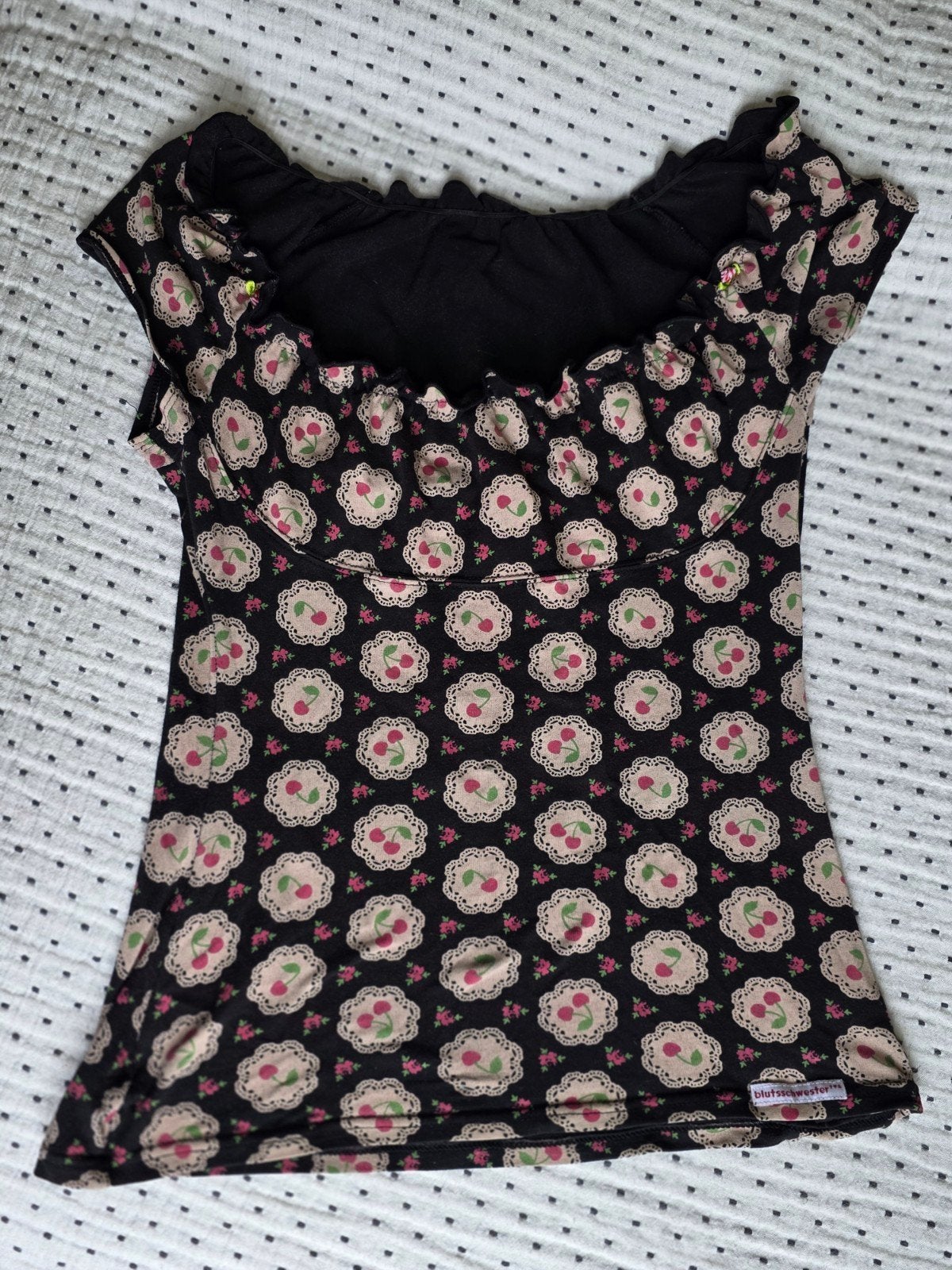 Blutsschwester shirt met kersenprint en pofmouwtjes, Kleding | Dames, Ophalen of Verzenden, Zo goed als nieuw, Zwart, Korte mouw