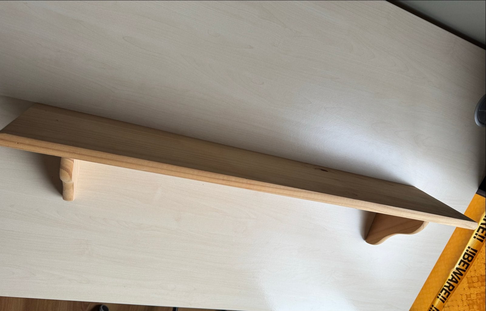 Houten wandplank met sierlijke steunen, Ophalen of Verzenden, Gebruikt