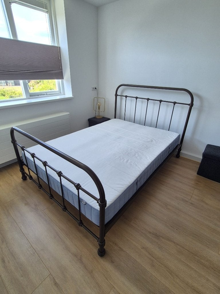 2-persoonsbed 140x200 inclusief frame, lattenbodem en matras, Huis en Inrichting, Slaapkamer | Bedden, Ophalen, Bruin, Tweepersoons