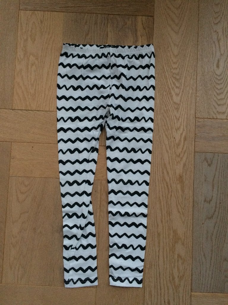 Leuke zgan witte met zwarte zigzag legging EK mt 110/116, Kinderen en Baby's, Kinderkleding | Maat 110, Broek, Europe Kids, Meisje