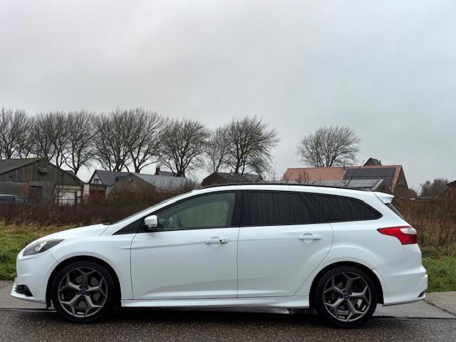 Ford Focus Wagon 2.0 EcoBoost ST-2 (250 PK!) ECC Audio/CD Na, Gebruikt, Zwart, 4 cilinders, Wit