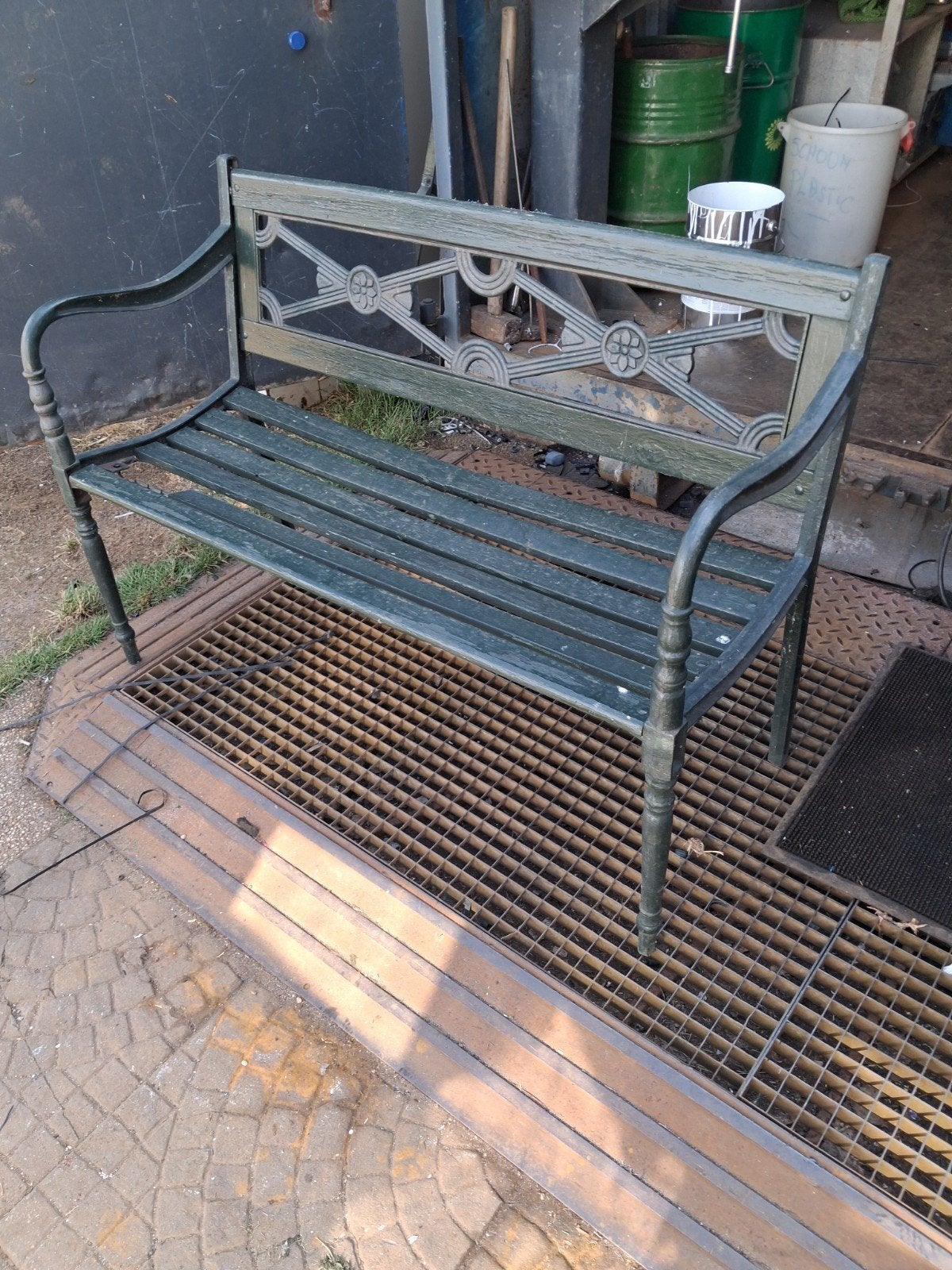 Tuinbank met gietijzeren frame., Ophalen, Gebruikt, Hout