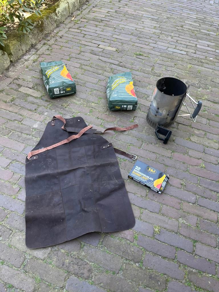 BBQ Starterspakket: Schort, Houtskool, Aanmaakblokjes, Start, Ophalen, Zo goed als nieuw