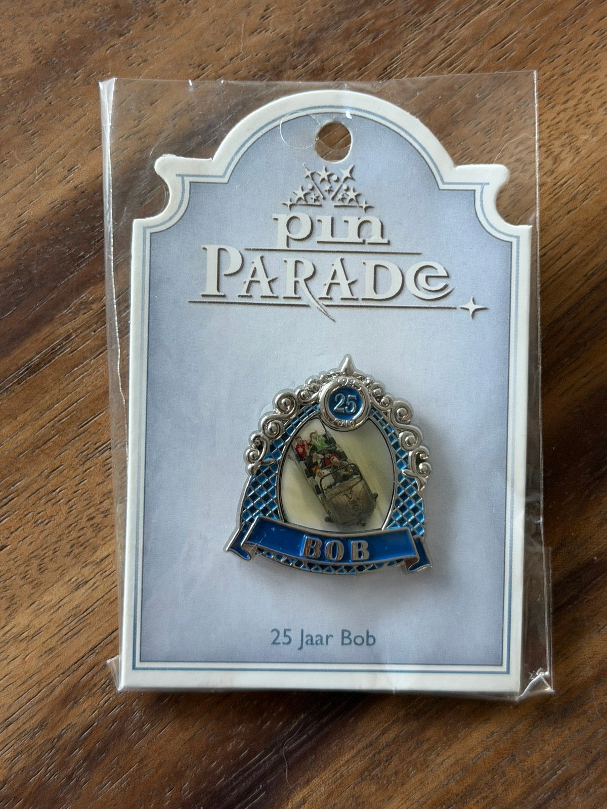 Efteling jubileum pin 25 jaar BOB op kaartje, Verzamelen, Ophalen of Verzenden, Zo goed als nieuw, Button of Speldje