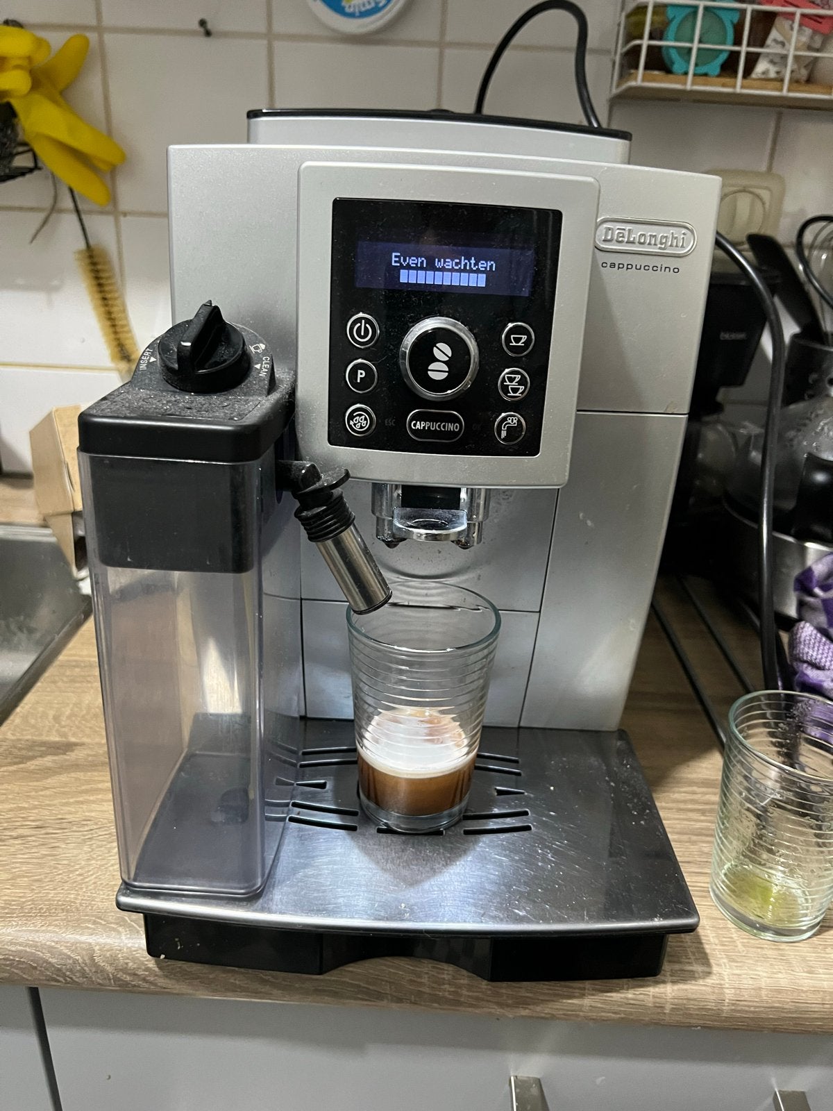 DeLonghi Cappuccino ECAM23.460.SB EX:4 Koffiemachine, Witgoed en Apparatuur, Koffiezetapparaten, Afneembaar waterreservoir, Gebruikt