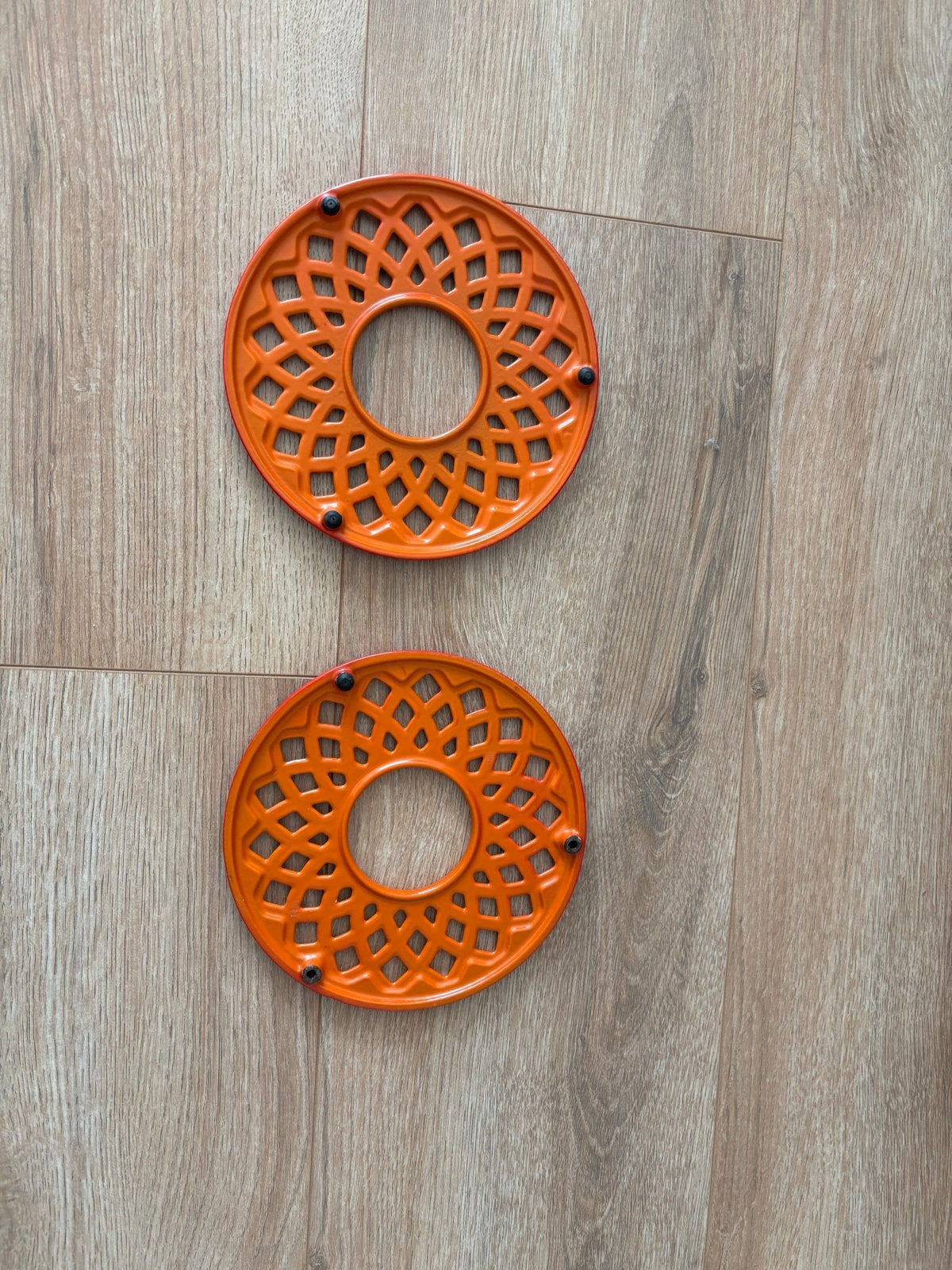 Le Creuset Pannenonderzetters - Oranje en Rood (2 sets), Gebruikt, Ophalen of Verzenden, Pannenonderzetter, Hittebestendig