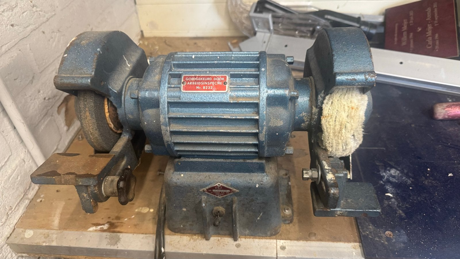 VSF Dubbele Slijpmachine EK - Werkbankmodel 220V, Ophalen, Gebruikt, Minder dan 700 watt, Werkbankslijpmachine