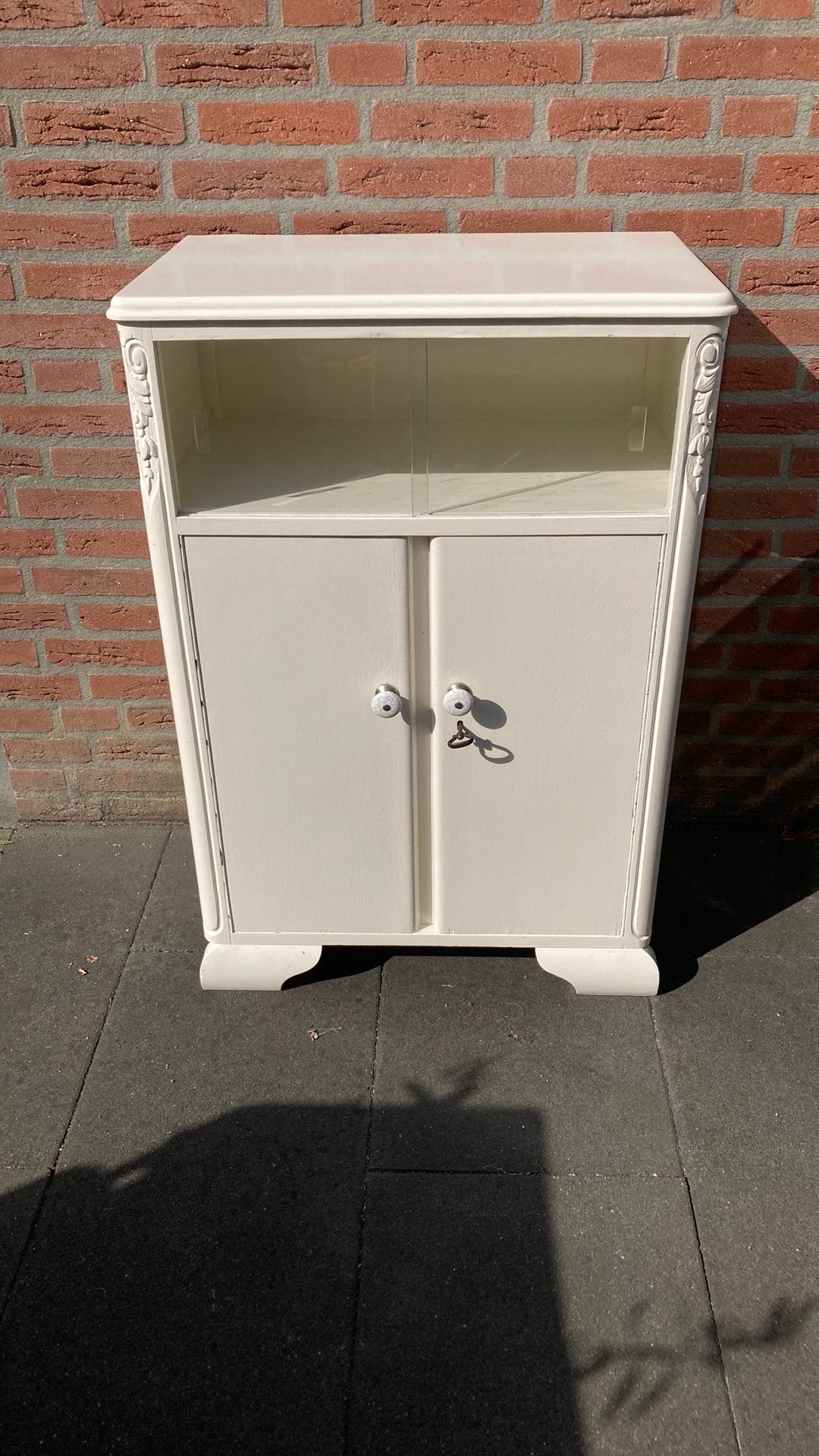 Vintage vitrinekastje met de deurtjes, Huis en Inrichting, Kasten | Overige, Ophalen, Gebruikt