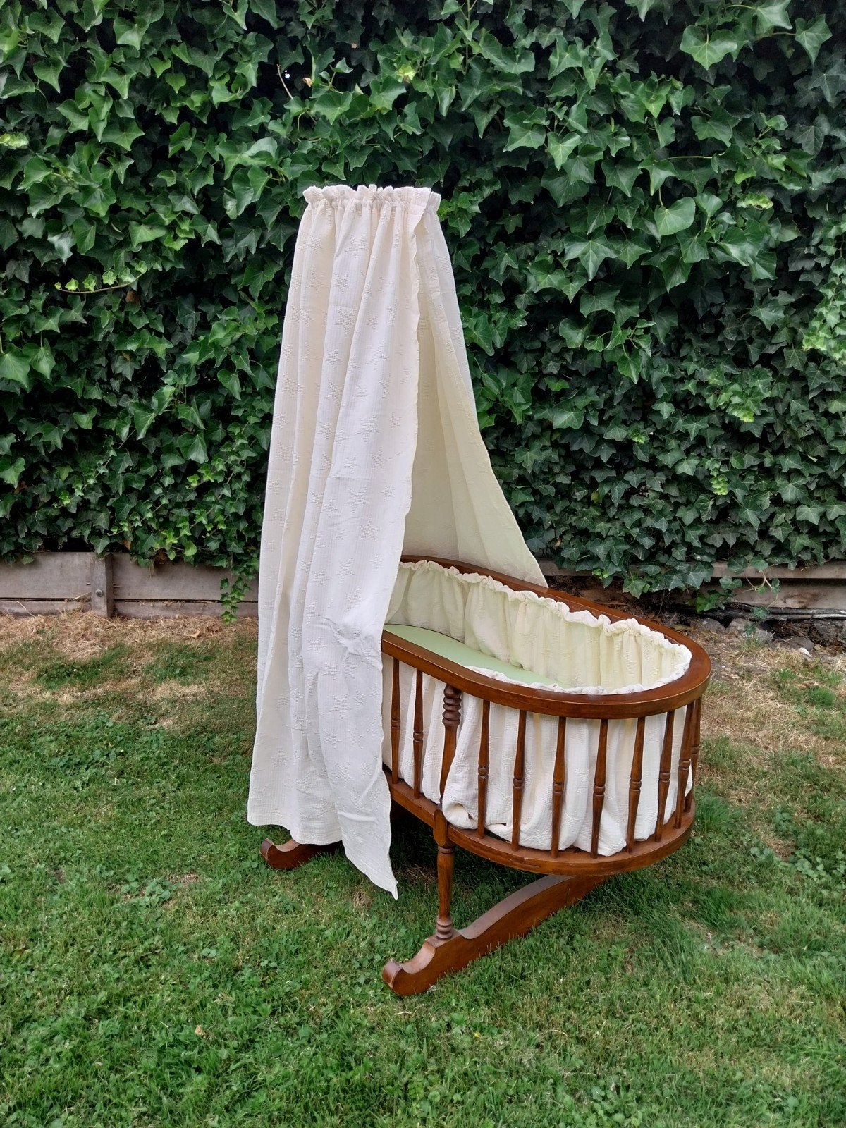 Antieke houten wieg met hemel en bekleding, Ophalen, Gebruikt, Wieg