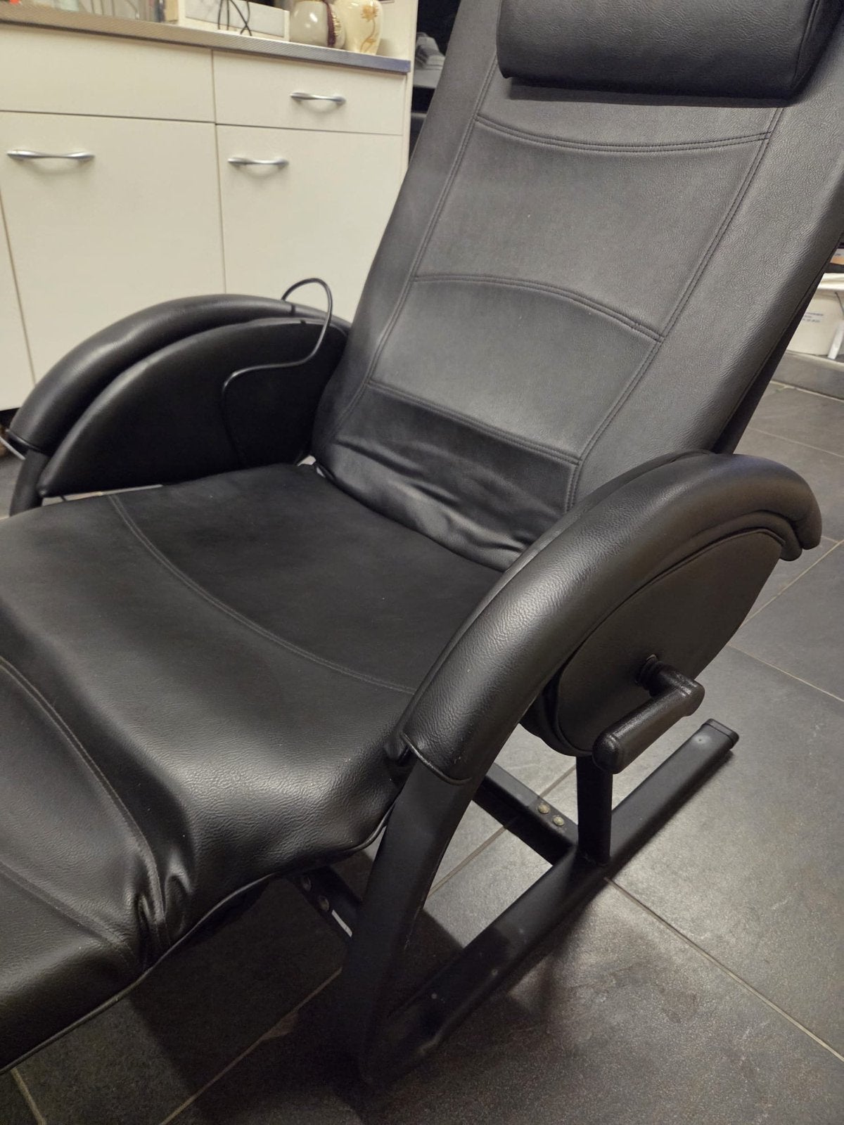 Homedics Anti-Gravity Massagestoel met 10 Motoren, Ophalen, Zwart, Leer, Zo goed als nieuw
