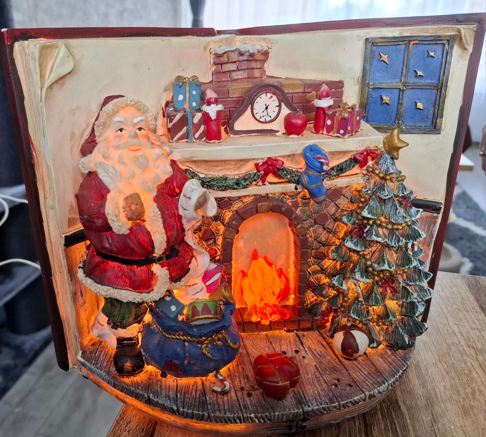 kerstman bij een open haard, een kerstboom en cadeautjes, Diversen, Kerst, Ophalen of Verzenden